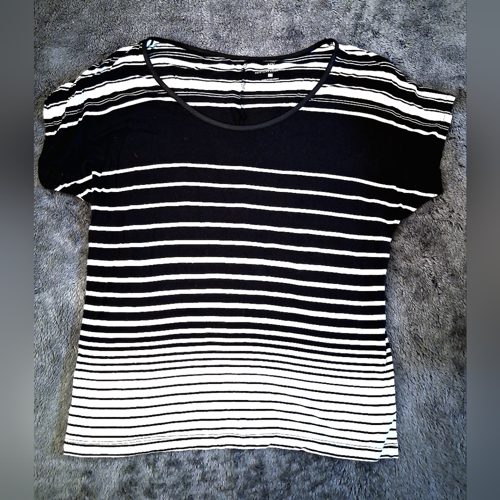 New York & Company Short Sleeved Scoop Neck Black & White Striped Top  Size XL